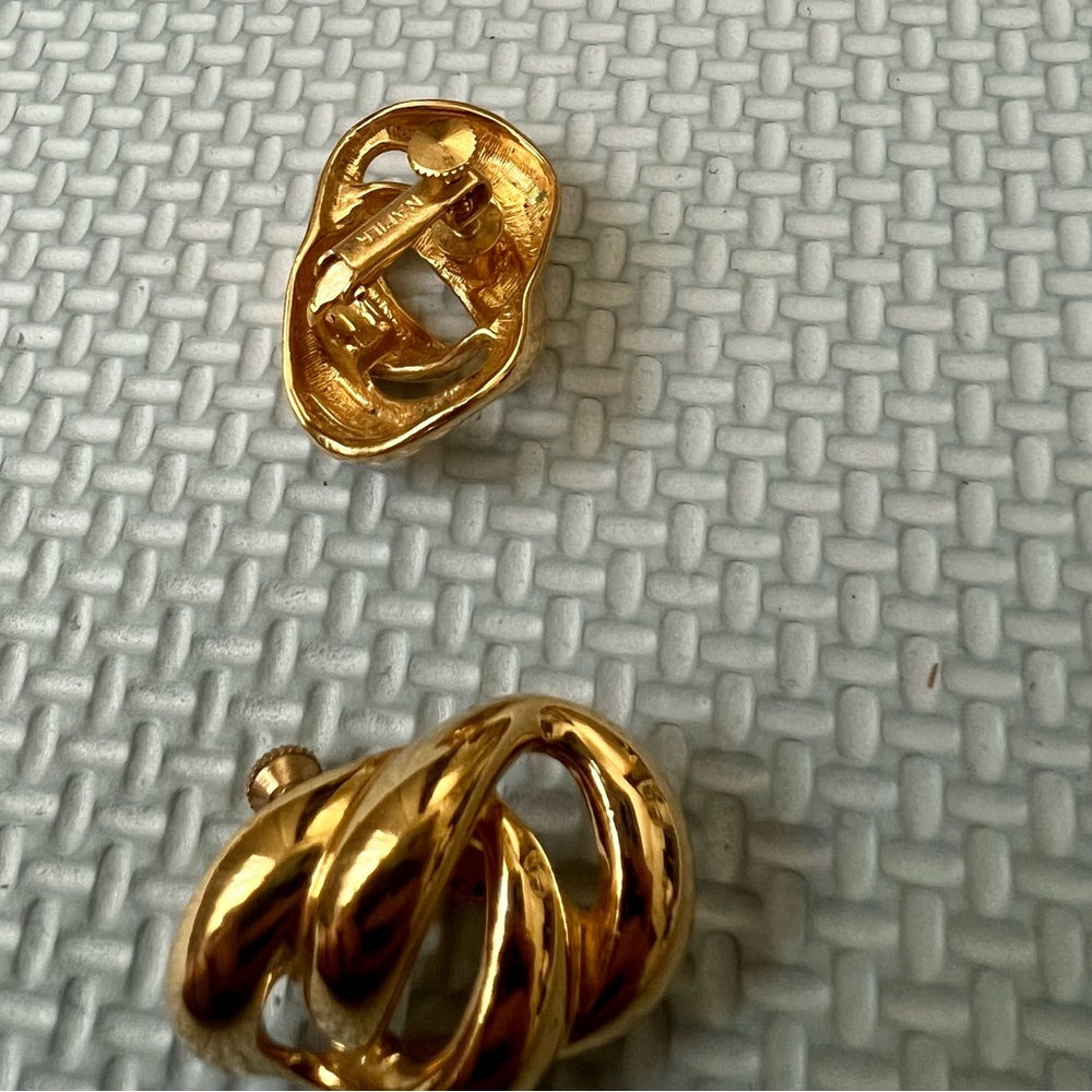VINTAGE NAPIER GOLD TONE DOUBLE RING CLIP EARRINGS RARE - Picture 2 of 3